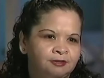 Yolanda Saldívar has her hair tied from the back in the picture.